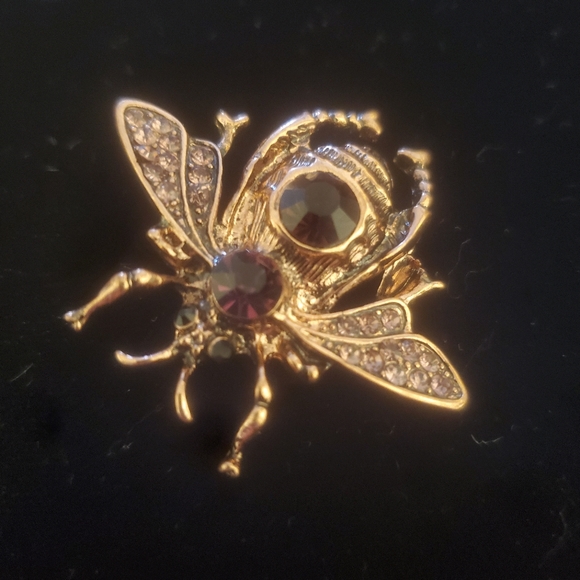 New Rhinestone Bee Brooch. - Picture 8 of 14